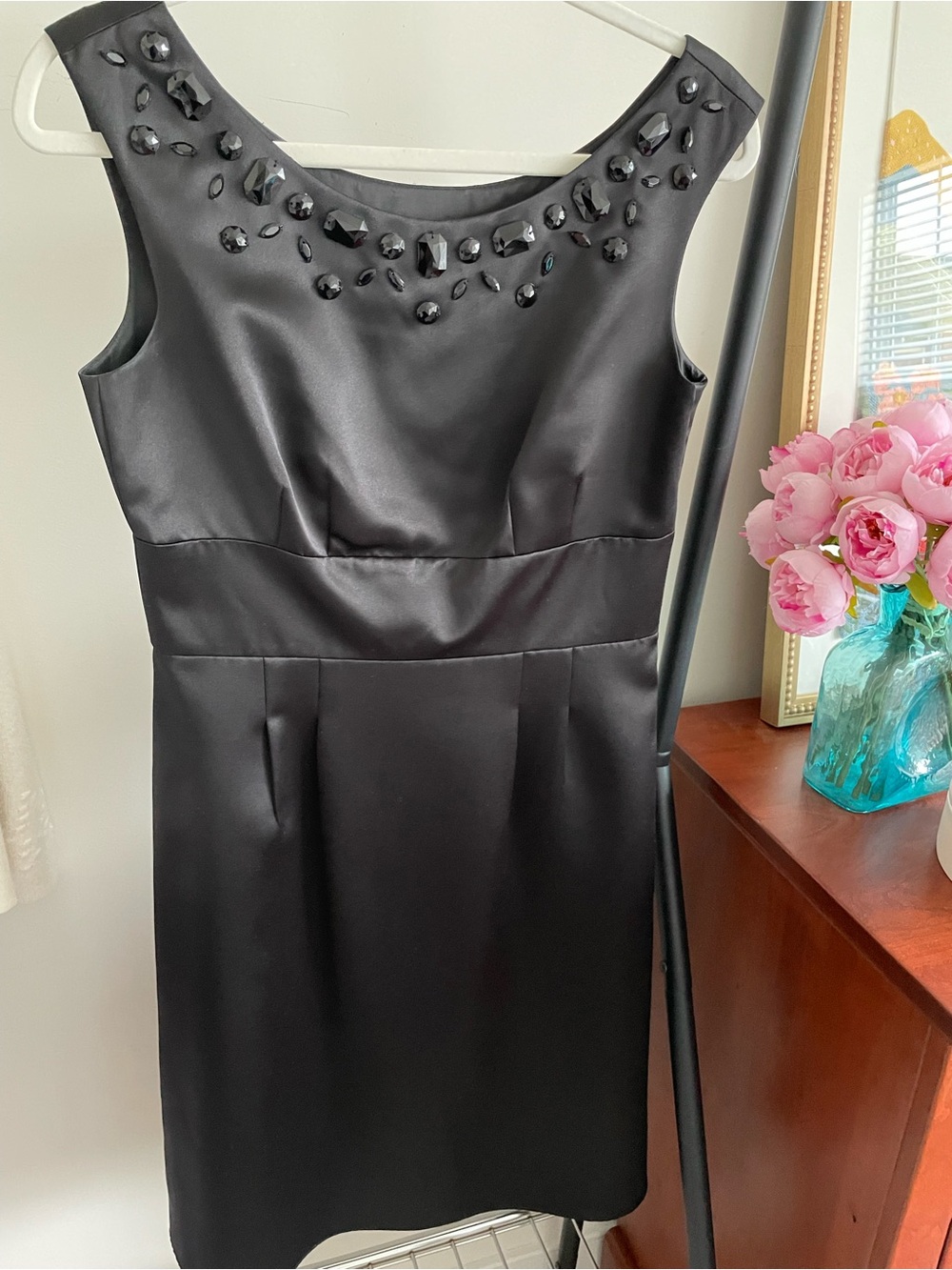 Sleeveless Black Jewel-Neck Satin Sheath Dress